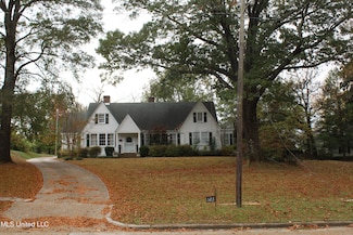 325 W Chulahoma Ave, Holly Springs, MS 38635