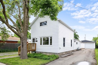 242 Michigan Ave, Oconto, WI 54153