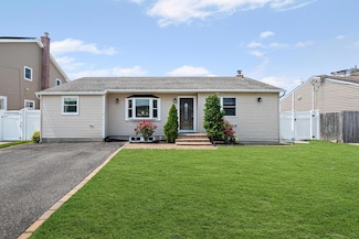 19 Michel Ave, Farmingdale, NY 11735