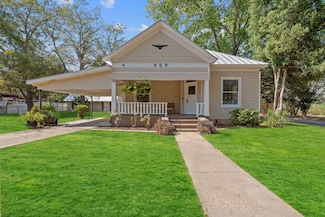 909 Hudgins St, Smithville, TX 78957