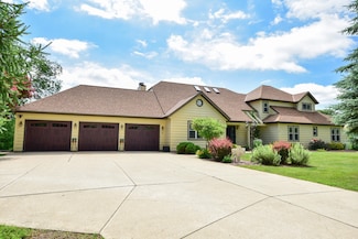 2426 Deerfield Ct, Saukville, WI 53080