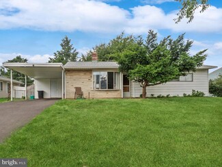 54 Lakeside Dr, Levittown, PA 19054