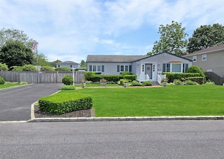 1381 Manatuck Blvd, Bay Shore, NY 11706