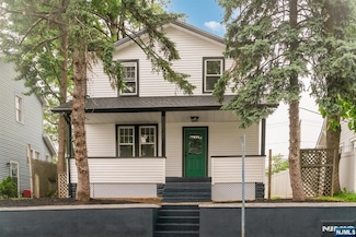 34 Emerald St, Hackensack, NJ 07601