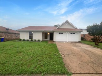 6705 Constitution Dr, Watauga, TX 76148