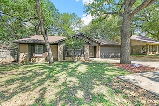 2201 Dartmouth Dr, Arlington, TX 76015