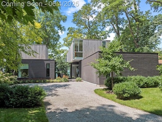 4050 Oak Bank Ct, Orchard Lake, MI 48323