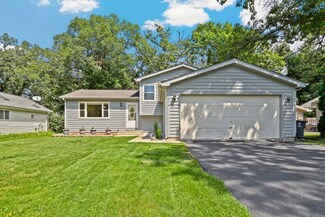 1916 Hazelwood Dr, Lindenhurst, IL 60046