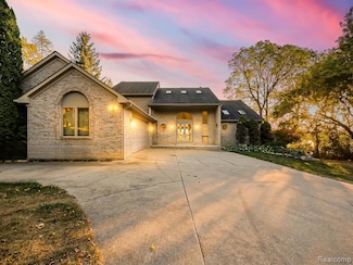 4437 Dora Ln, Lake Orion, MI 48359