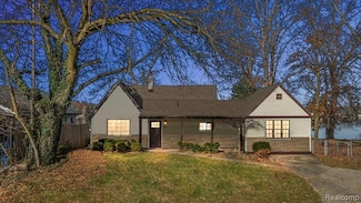 9492 Roundlake Blvd, White Lake, MI 48386