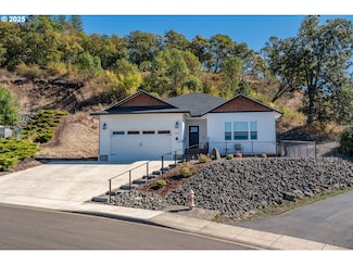 625 NE Cummins St, Roseburg, OR 97470