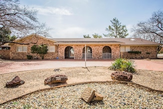 1595 W Crosby St, Slaton, TX 79364