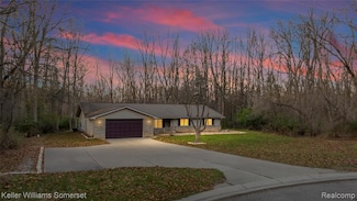 993 Groveland Pines Dr, Ortonville, MI 48462