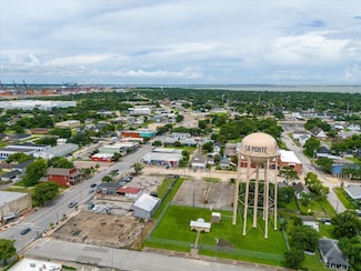213 N 7th St, La Porte, TX 77571