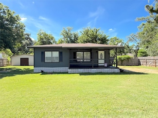1116 3rd St, Clute, TX 77531