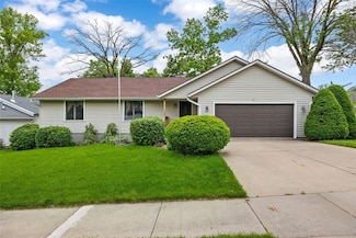 1042 Arthur Dr NW, Cedar Rapids, IA 52405