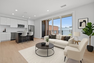 277 Border St Unit PH502, Boston, MA 02128