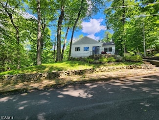 7 Raccoon Island Rd, Lake Hopatcong, NJ 07849