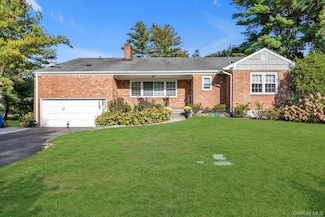 47 Pinewood Rd, Roslyn, NY 11576