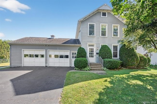 51 Mulberry St, Rhinebeck, NY 12572