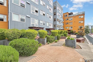 827 Hiawatha Place S Unit 308, Seattle, WA 98144
