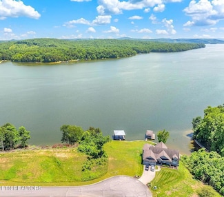 147 Docks of the Bay Dr, Harriman, TN 37748