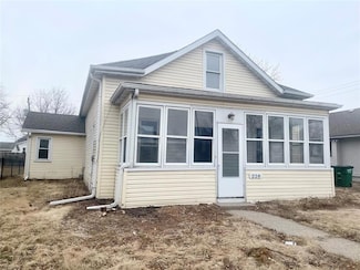 228 3rd St, West Des Moines, IA 50265