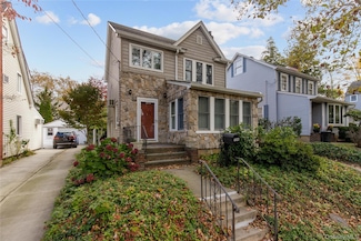 4623 Arcadia Ln, Great Neck, NY 11020