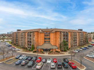75 Kristin Cir Unit 211, Schaumburg, IL 60195