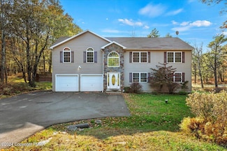 1042 Clover Rd, Long Pond, PA 18334