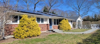 34 Nassau Rd, Hampton Bays, NY 11946