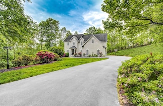 208 Bragg Ct, Hendersonville, NC 28792