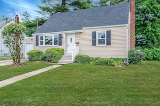 523 18th St, West Babylon, NY 11704