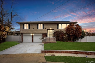 14 Hilton Ct, Hicksville, NY 11801