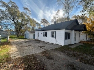 846 N Oak St, Evart, MI 49631