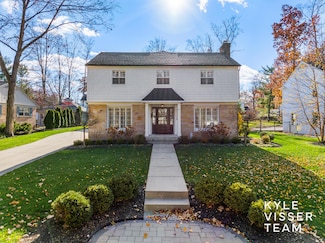 2730 Oakwood Dr SE, Grand Rapids, MI 49506