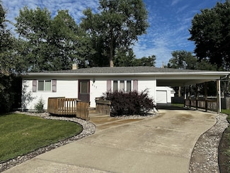 817 S Wells St, Aberdeen, SD 57401