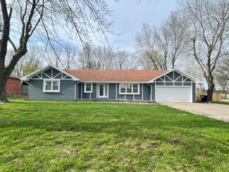 1383 E Walnut Lawn St, Springfield, MO 65804