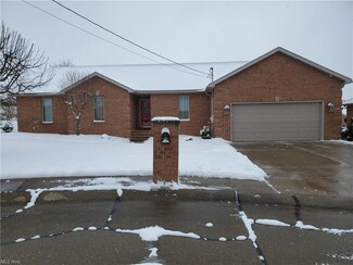 2 Shell Cir, Belpre, OH 45714