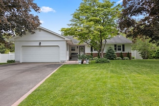 18 Chivalry Ln, Nesconset, NY 11767