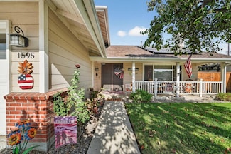 1595 Lyndhurst Ave, Camarillo, CA 93010