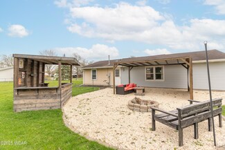 908 Canterbury Dr, Wapakoneta, OH 45895