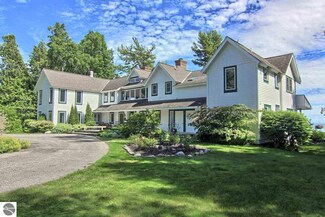 1008 E Bay Dr, Northport, MI 49670