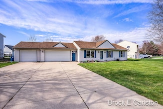 11860 Deerfield Dr, Ravenna, MI 49451