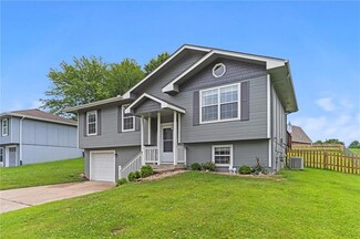 209 E 17th St, Kearney, MO 64060