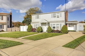 4 Carmans Ct, Farmingdale, NY 11735