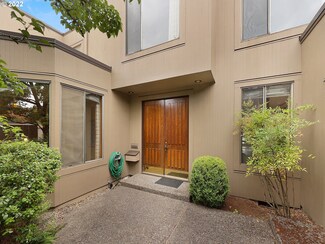5952 S Riverpoint Ln, Portland, OR 97239