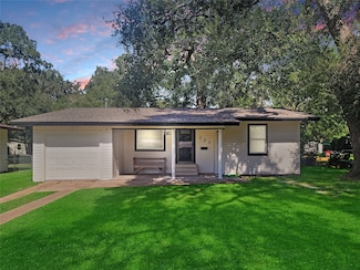 121 Wisteria St, Lake Jackson, TX 77566
