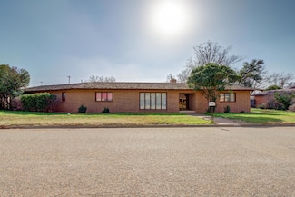 1701 N 7th St, Tahoka, TX 79373