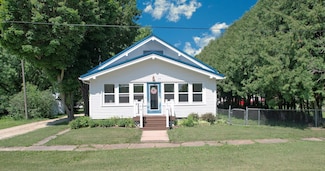 319 N Mill St, Wadena, IA 52169